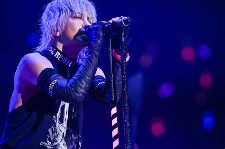 hydeのハロウィンの仮装コスプレ一覧(インスタ画像)。クロロ・ジャックスパロウ・女装ドレスなど